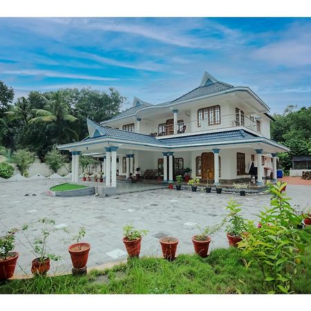 Gilead Holliday Hotel Tāmarakulam Buitenkant foto