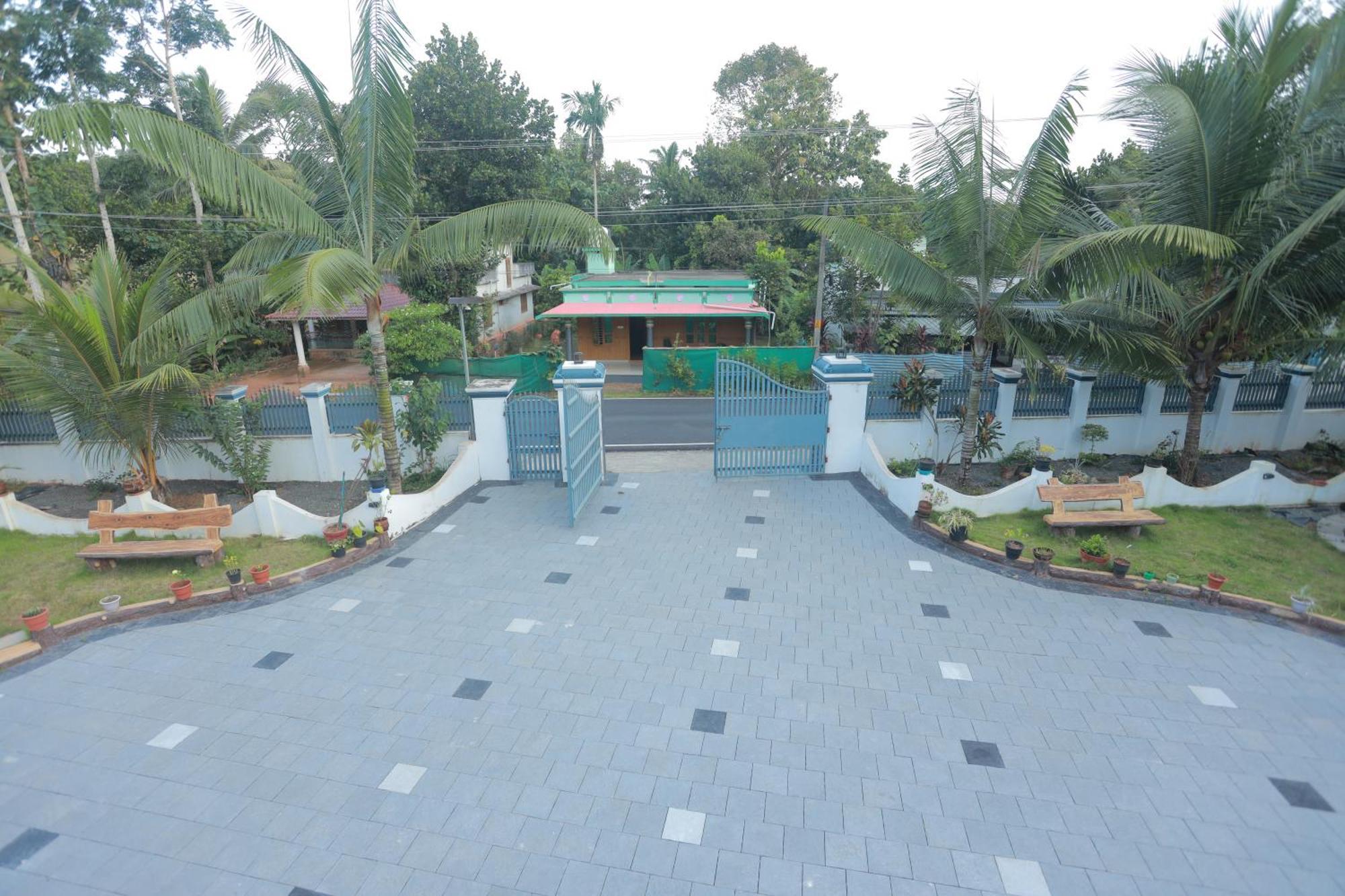 Gilead Holliday Hotel Tāmarakulam Buitenkant foto