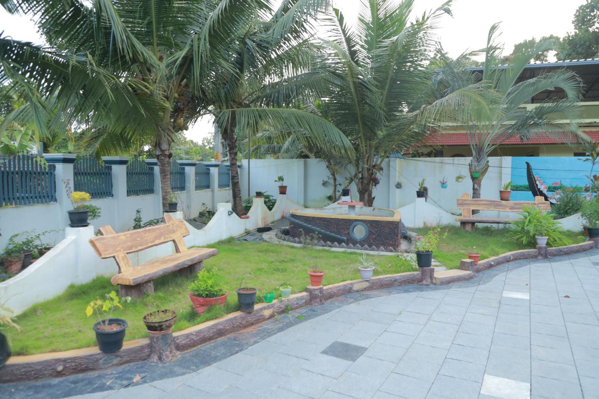 Gilead Holliday Hotel Tāmarakulam Buitenkant foto