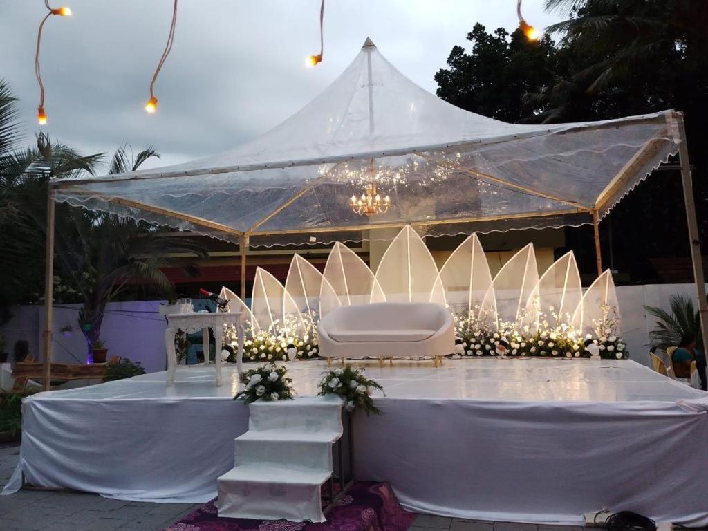Gilead Holliday Hotel Tāmarakulam Buitenkant foto