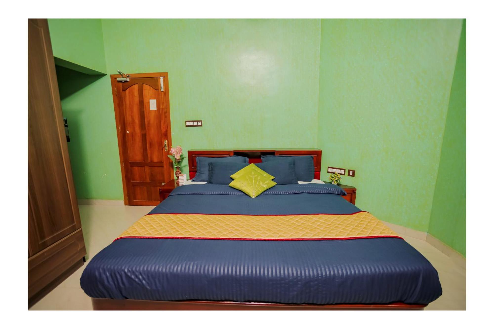 Gilead Holliday Hotel Tāmarakulam Buitenkant foto
