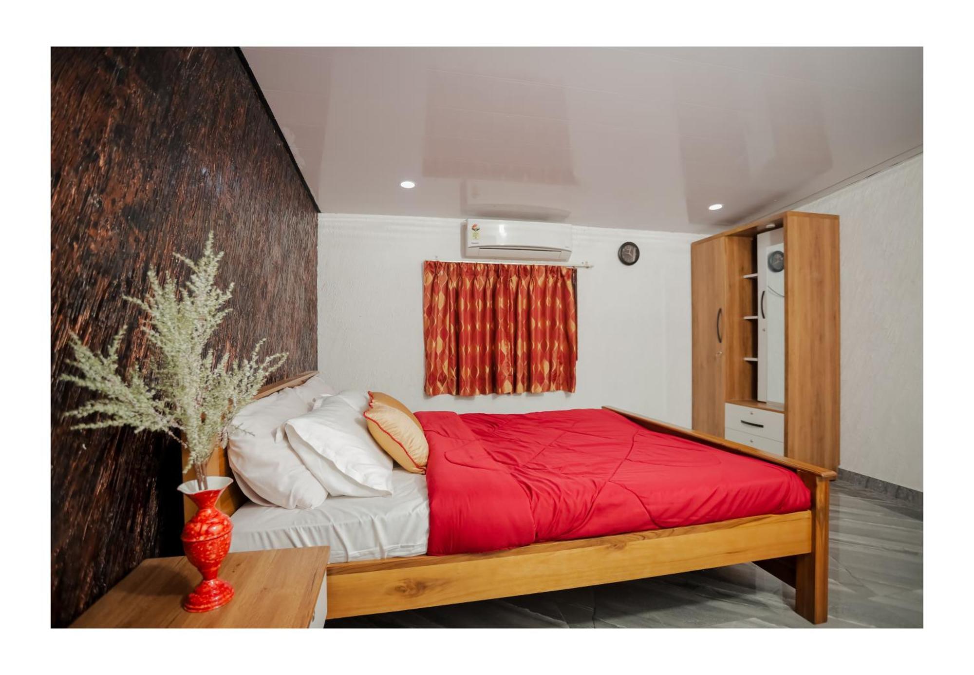 Gilead Holliday Hotel Tāmarakulam Buitenkant foto