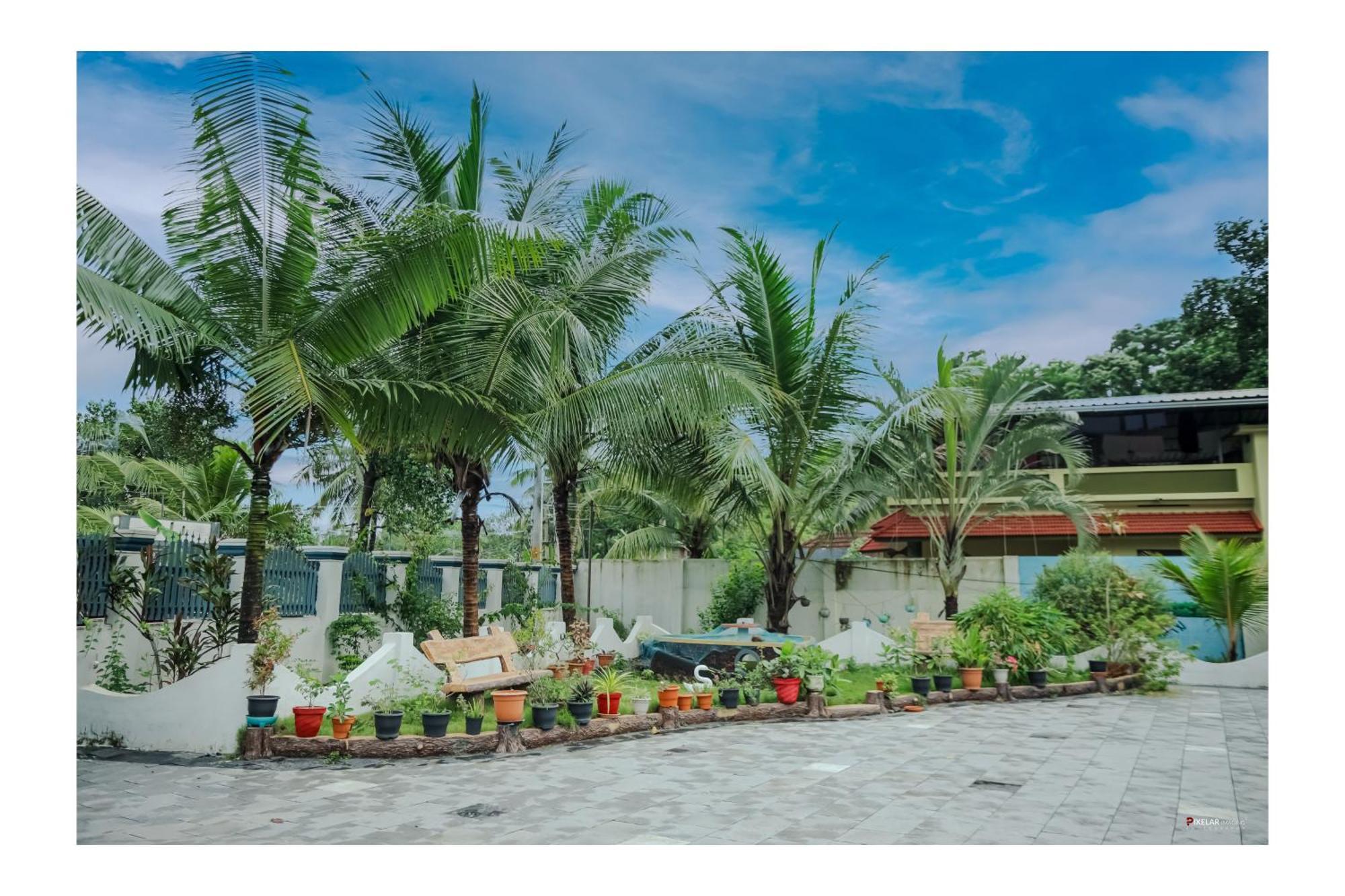 Gilead Holliday Hotel Tāmarakulam Buitenkant foto